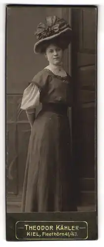 Fotografie Theodor Kähler, Kiel, Fleethörn 41 /43, junge Dame Hedwig Maury mit 18 Jahren, 1909