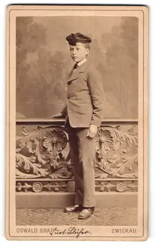 Fotografie Oswald Graf, Zwickau, junger Knabe Kurt Blücher im Anzug mit Mütze