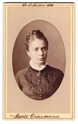 Fotografie Hans Brand, Bayreuth, Rennweg 249, junge Dame Marie Grossmann im Kleid mit Collier, 1880