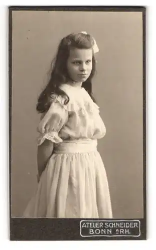 Fotografie Atelier Schneider, Bonn a. Rh., junges Mädchen Hedwig Wanner im Kleid mit offenen Haaren, 1910