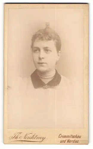 Fotografie Th. Nachtwey, Crimmitschau, junge Frau Martha Kyber mit Perlenkette