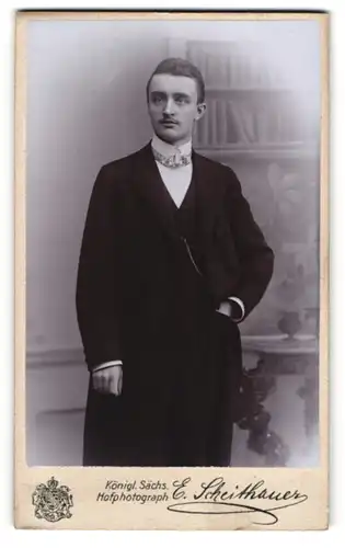 Fotografie E. Scheithauer, Zwickau, junger Mann Willy Scharmacher aus Wilkau im Anzug
