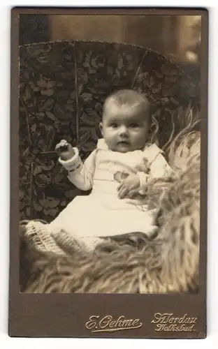Fotografie E. Oehme, Werdau, kleines Mädchen Margarete Vetter mit 30 Wochen