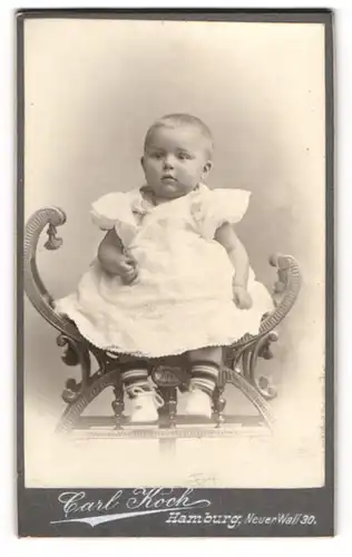 Fotografie Carl Koch, Hamburg, niedliches kleines Mädchen Ingeborg P., 1905