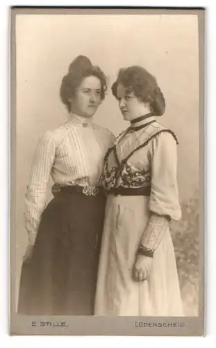 Fotografie E. Stille, Lüdenscheid, jung Frau Suse König mit ihrer Schwester, 1902