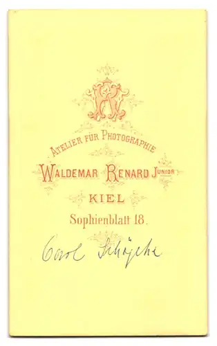 Fotografie Waldemar Renard Jun., Kiel, Sophienblatt 18, niedlicher Knabe Carl Schöphe