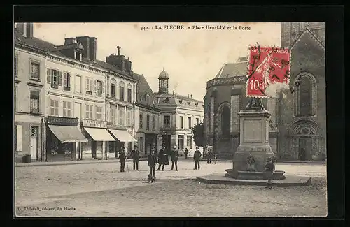 AK La Flèche, Place Henri-IV et la Poste