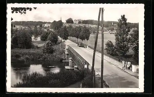 AK Montfort-le-Rotrou, Le Pont sur l`Huisne et vue d`ensemble