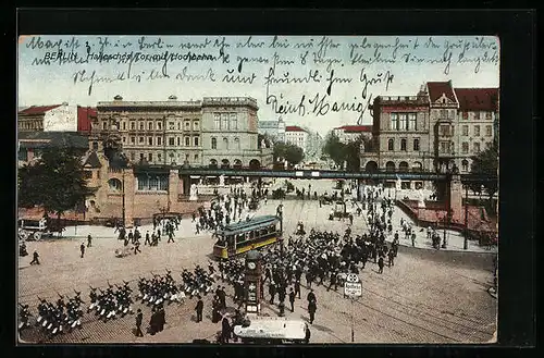 AK Berlin-Kreuzberg, Hallesches Tor mit Soldatenparade, Hochbahn und Strassenbahn