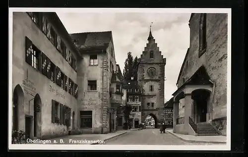 AK Überlingen a. B., Franziskanertor mit Gasthaus Der Seebote und Geschäften