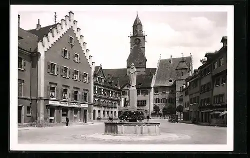 AK Überlingen am Bodensee, Hofstatt, Marktplatz mit Haus der Deutschen Bodenseer Zeitung und Brunnen