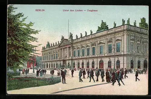 AK Berlin, Blick auf das Zeughaus mit belebter Strasse Unter den Linden