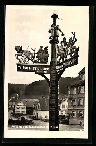 AK Lenzkirch /Baden, Strassenpartie mit Figuren-Wegweiser