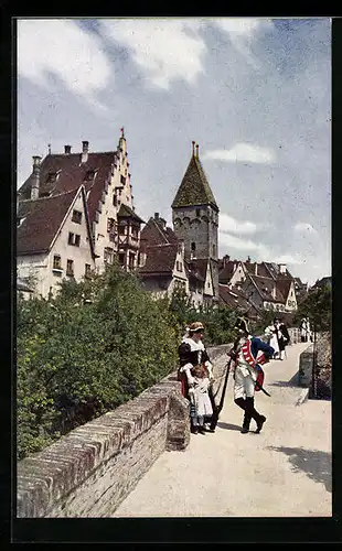 AK Ulm a. D., Personen in historischen Kostümen an der Stadtmauer