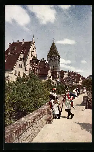 AK Ulm a. D., Stadtmauer mit Personen in historischen Kostümen