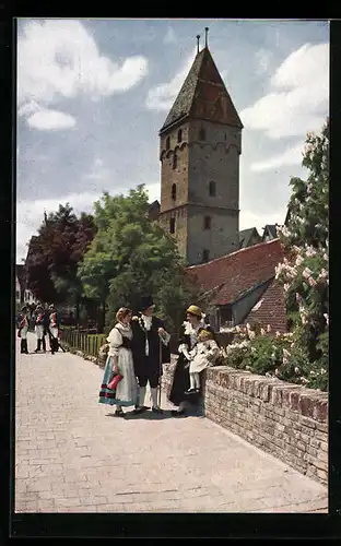 AK Ulm a. D., Metzgerturm mit Stadtmauer und Personen in historischen Kostümen