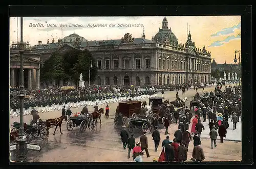 AK Berlin, Aufziehen der Schlosswache Strasse am Zeughaus, Unter den Linden