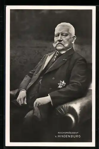 AK Reichspräsident Paul von Hindenburg im gemütlichen Sessel sitzend