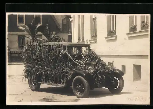 Foto-AK Fiat mit Blumenschmuck steht vor einem Haus