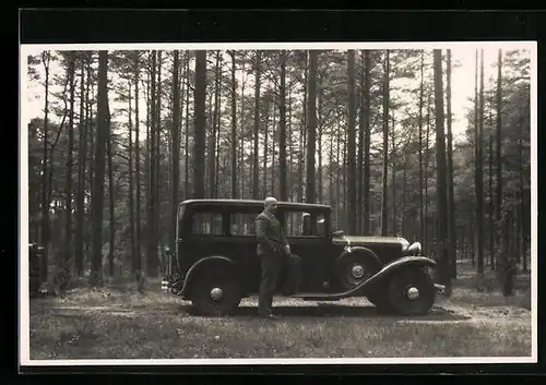 Foto-AK Auto auf einer Wiese im Wald, daneben der Besitzer