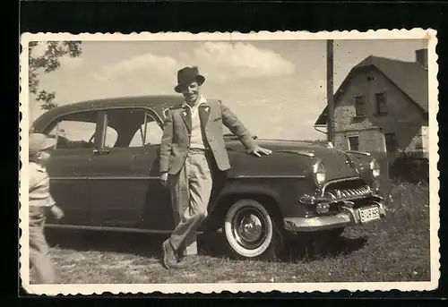 Foto-AK Auto auf einem Wiesenstück, Kfz-Kennzeichen B-AR 695