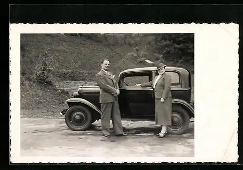 Foto-AK Auto auf einer Landstrasse, davor ein Herr mit einer Dame