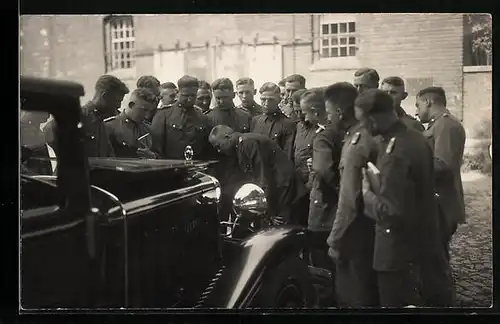 Foto-AK Auto mit Soldaten in Uniform an der Grenze