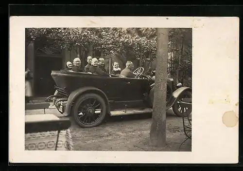Foto-AK Auto mit Fahrer und alten Frauen auf der Strasse