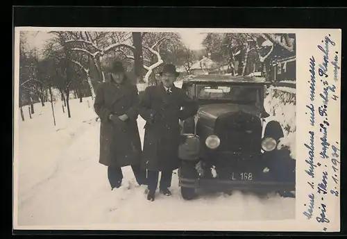 Foto-AK Tulln, Auto an einer Strasse im Winter, daneben zwei Herren