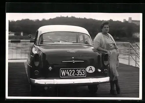 Foto-AK Opel Auto, Kfz-Kennzeichen W422-353, daneben die Besitzerin