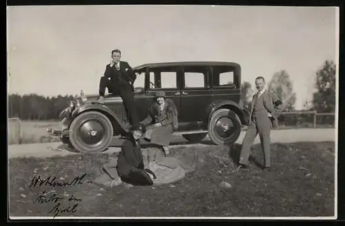 Foto-AK Auto an einer Landstrasse, daneben Ausflügler