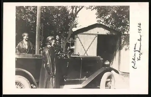 Foto-AK Auto an einem Schuppen, daneben Fahrerin und Frau