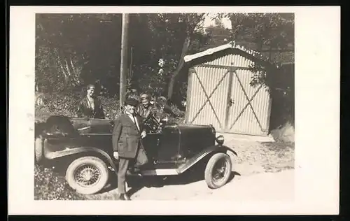 Foto-AK Auto an einem Schuppen, daneben Ausflügler