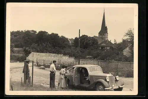 Foto-AK Auto Mercedes Benz, KFZ-Kennzeichen IM-32994, Ausflug, Ortschaft mit Kirche