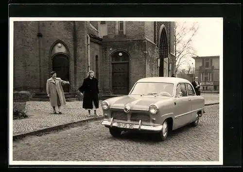 Foto-AK Ford-G 13 und zwei junge Damen vor einer Kirche