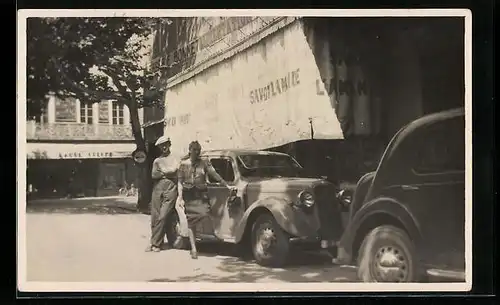 AK Auto Opel mit Besitzerpaar auf einer Strasse, 1937