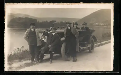 Foto-AK Auto Mercedes Benz mit Ausflugsgesellschaft, 1924