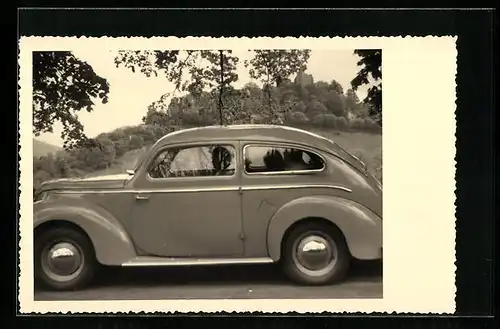 Foto-AK Auto Ford auf einer Landstrasse