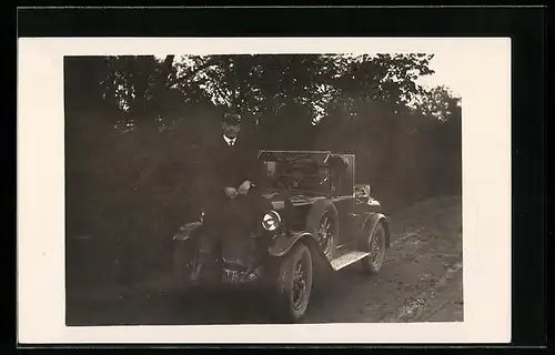 Foto-AK Auto mit Herrn auf der Motorhaube