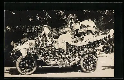 AK Auto im Blumenschmuck mit festlich gekleideter Gruppe