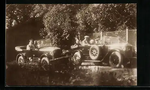 Foto-AK Autos mit Ausflugsgesellschaft