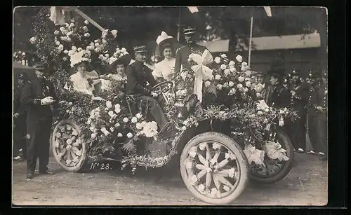 AK Auto im Blumenschmuck mit festlicher Gesellschaft