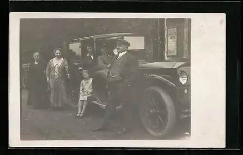 Foto-AK Auto mit stolzer Grossfamilie
