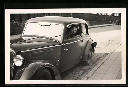 Foto-AK Auto IFA-F-8 mit Fahrer auf einer Strasse
