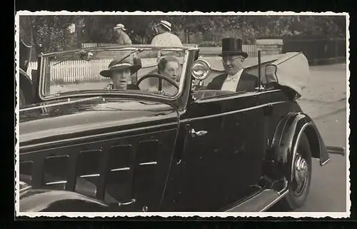 Foto-AK Auto mit zwei Damen und Herr mit Zylinder