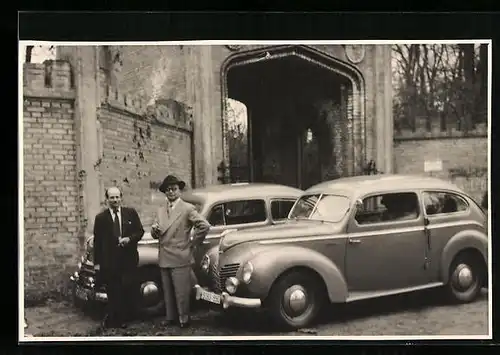 Foto-AK Auto Ford Taunus und zwei Herren vor einer Kirche