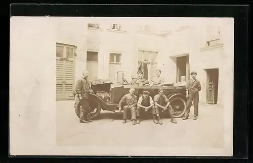 Foto-AK Auto mit jungen Männern und Chauffeur