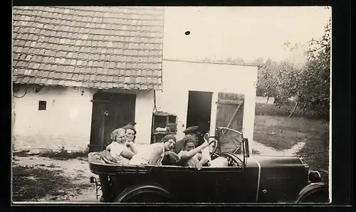 Foto-AK Auto Opel mit junger Ausflugsgesellschaft und Chauffeur