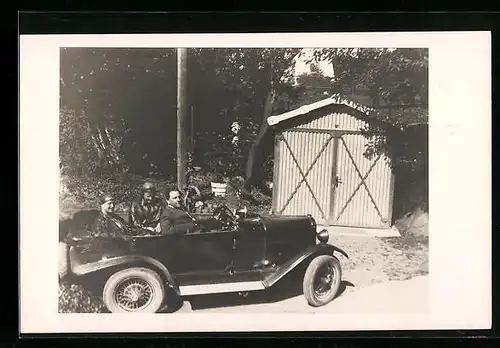 Foto-AK Auto mit zwei Herren und einer Dame vor einer Baracke