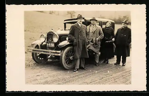 Foto-AK Auto und drei Herren mit Dame an einer Landstrasse